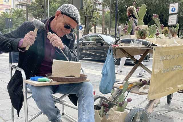 La storia di Jumpy, lo scalpellino di via Sparano che vende vasi in pietra riciclata ai passanti 